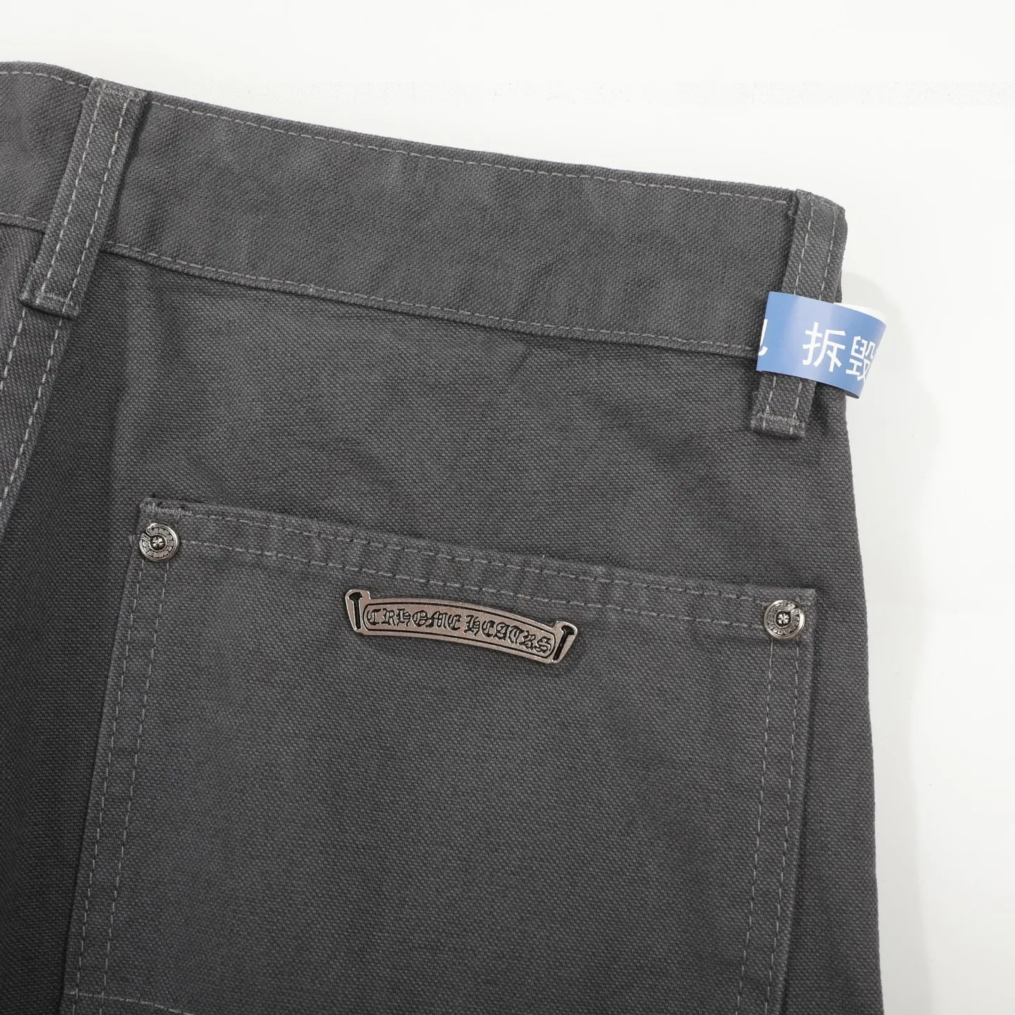 P280 Chrome hearts Cross patch leather jeans workwear logging pants Chrome hearts logging pants are here! ! ! CH Croix Heart Double Knee Cross Patch Leather Bo1 Style Logging Pants Straight-leg Work Pants B136 Croix Heart Cross Sanskrit Overalls Price 34W Level, patchwork cross pattern embellishment, high-waisted washed jeans! ! Absolutely high-end luxury products, 1.9W level god-level single products, super popular products, made by top heavy industry, not to be missed. About Zangyin, this is an extremely luxurious fashion brand, which can also be called the nobles of the high street. It has always been an exclusive brand of some hipsters or rich second generation. Compared with ordinary high streets, it is more luxurious and noble. Compared with luxury brands, it has a more fashionable personality and has always been a brand that I have a special liking for. Imported yarn is custom-woven into a high-density twill canvas, which ensures a crisp silhouette while also making the fabric feel very delicate. It follows the B01 classic silhouette, with a crisp and stylish upper body. The ready-made garments are stone-ground and fermented and can be matched with any style. Buttons and zinc are washed with genuine YKK retro metal products. Double-layered canvas on the front. Perfect details. All hardware is perfect. Size: s-XXL Color: Gray